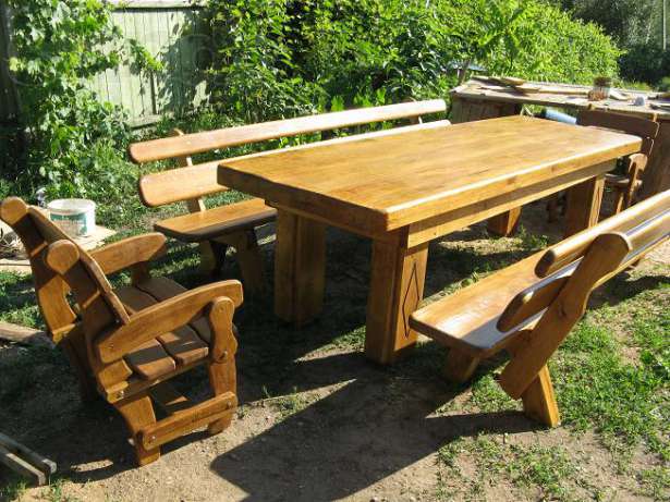 деревянные скамейки, столы